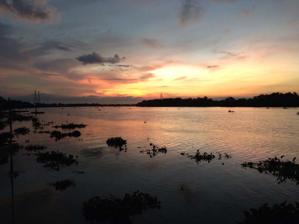 ออกจากบ้านตี5 ถึงท่าเรือยังไม่หกโมงเช้า ร้านก๋วยเตี๋ยวน้ำยังไม่เดือดอีกเลยเดินมาชมวิวยอดนิยมของท่าสะ