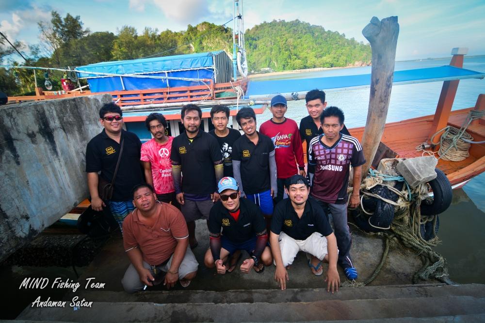 
      ก่อนเดินทางแยกย้ายกลับบ้าน ก็ถ่ายรูปรวมกันสักหน่อยครับ MIND Fishing team กับ ทีมงานเรือดาวลอ