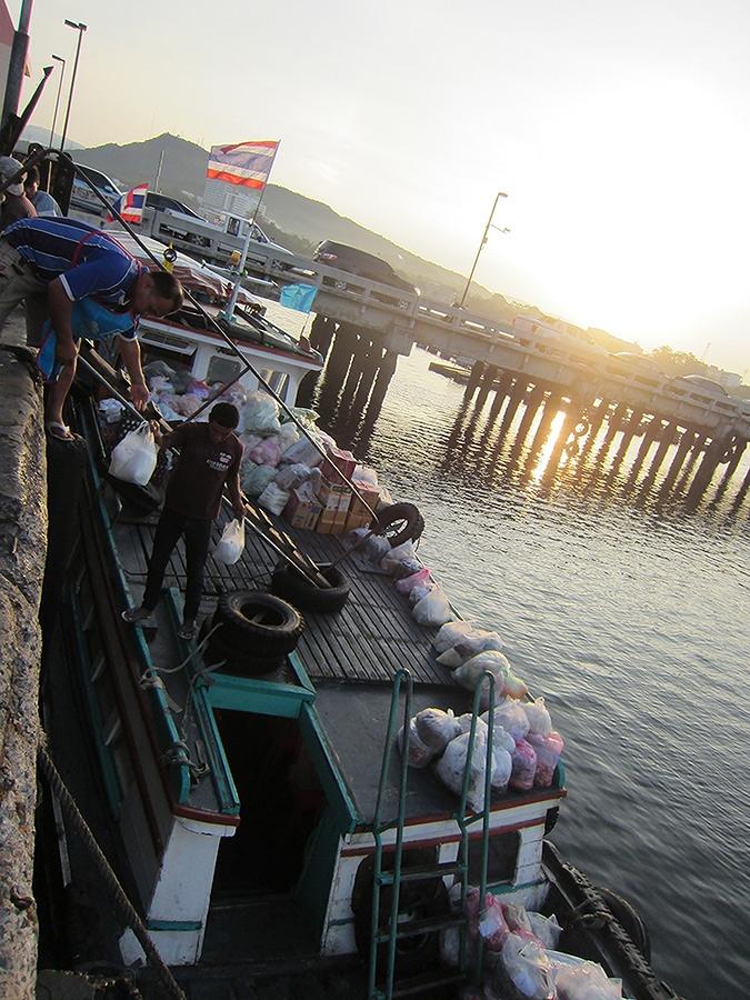ผู้คนเริ่มทยอยลงเรือ วันนี้ มีนักตกปลาหลายกลุ่ม ทั้งไทยทั้งเทศ