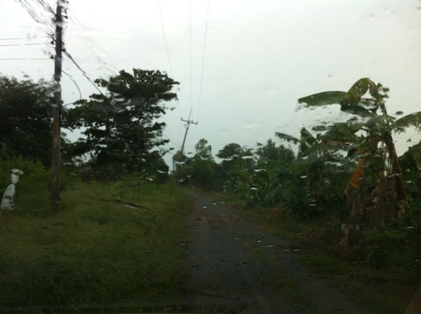 ฝนหนาเม็ดอีกรอบ

เฮ้อ...

เข้ามาแอบในรถก่อน  :frown: