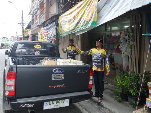 แวะไปรับน้าสันต์และน้าโว่ที่ตลาดสดศรีราชา ที่รออยู่ก่อนแล้ว เพื่อเตรียมเสบียง