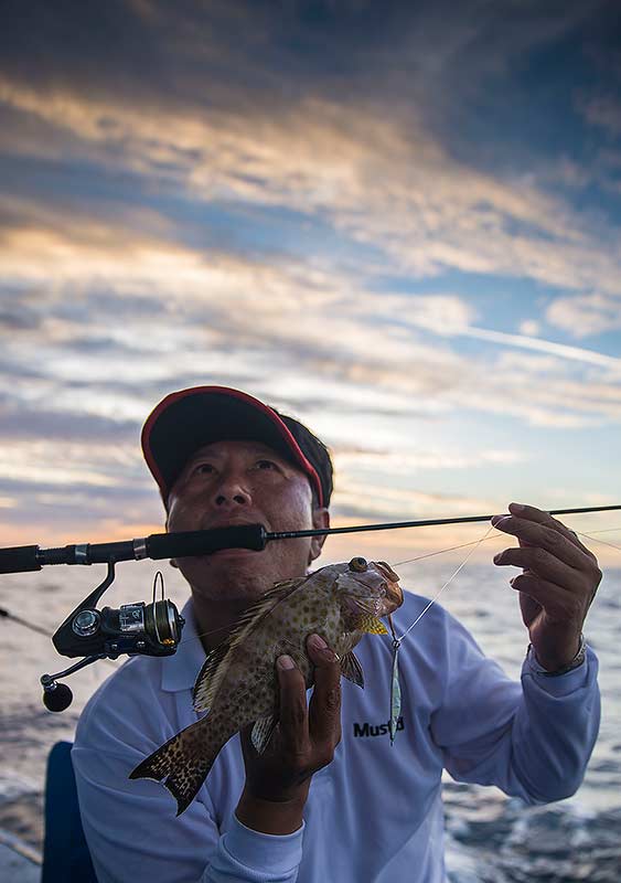 แล้วดูปลาโม่งสิ ตอนปลาใหญ่เข้าอาวุธในมือคือกล้อง พอเงียบนั่นแหล่ะถึงได้จับคันเบ้ด ปลาทีไ่ด้เลยได้แบบ