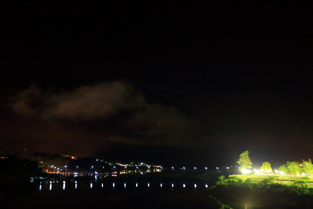 จากสะพานซองกาเลียมองไปยังสะพานมอญในค่ำคืนที่มืดมิด