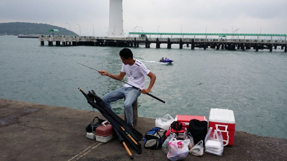 ระห่วางที่รอเรือพี่เขาก็ลงของก่อนเลยครับ