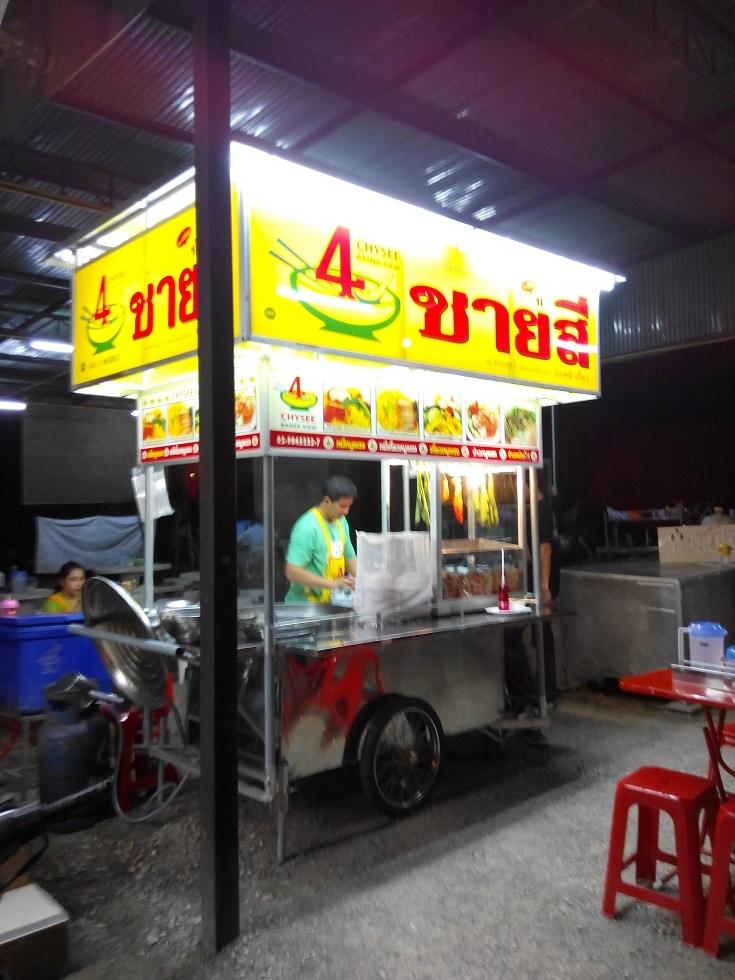 ระหว่างเดินทางแวะทานก๋วยเตี๋ยวที่ไทรโยคก่อนครับ