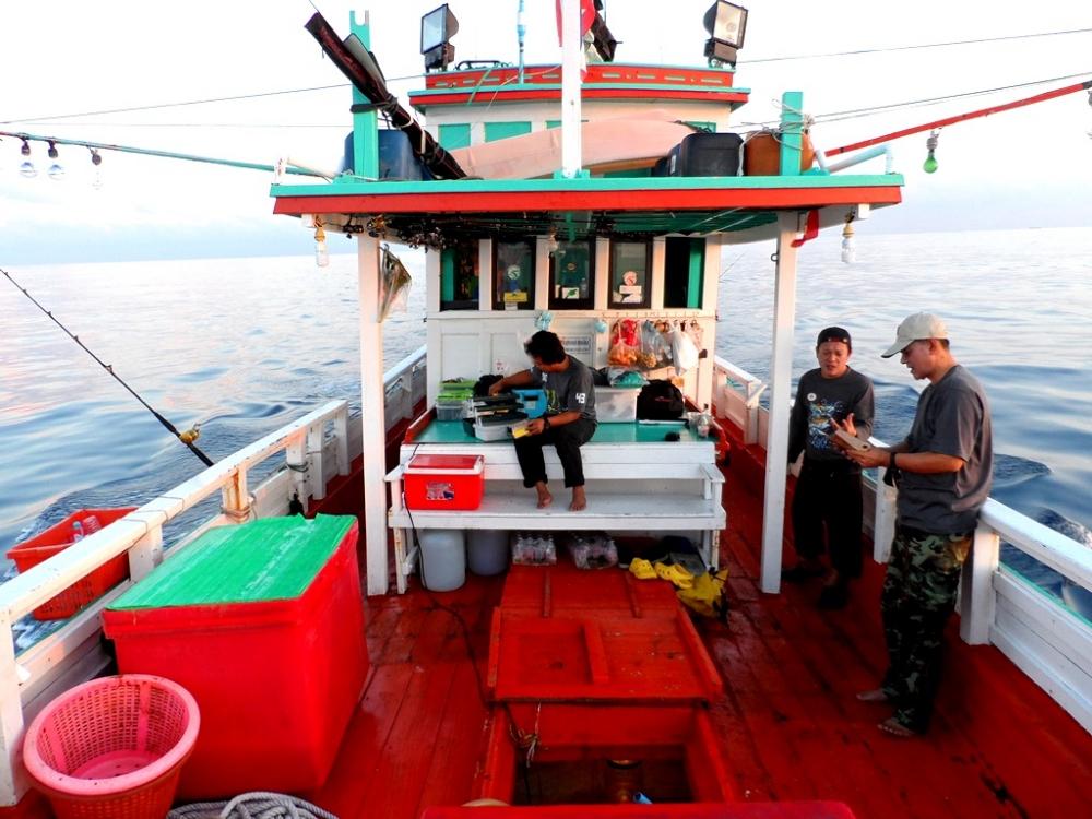 มารู้ตัวอีกที่ เรือของเรามาอยู่ที่หมายลางอ่าวไทย โดยการควบคุมเรือของกัปตันหนวด(จอมคลาสสิค) อันนี้ฉาย
