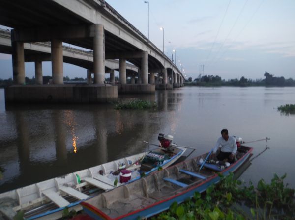 มาถึงแล้วสถานที่ลงเรือ สะพานข้ามแม่น้ำเจ้าพระยาสามโคกปทุมธานี