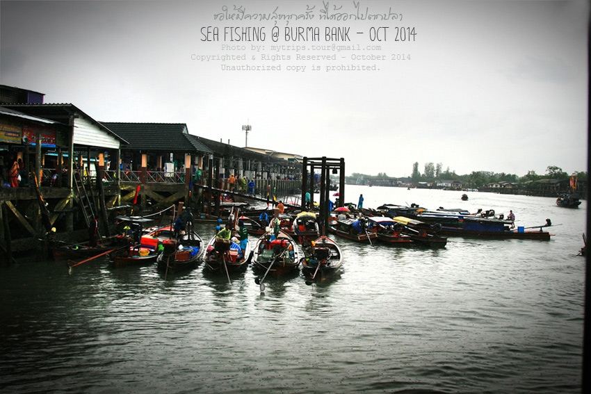 บรรยากาศยามเช้าที่ท่าเรือ ด้านกราบขวาเรือก่อนออกเดินทางในทริปนี้ (ไม่มีแสงแดด และท้องฟ้าสดใส เหมือนท