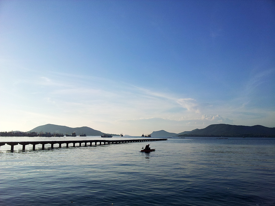  [center]ทะเลสวยมาก หมูเอาเรือลงไปก่อน เรือหมูเป็นคายัครุ่นใหม่ติดมอเตอร์ทรอลลิ่งได้ครับ สามารถวิ่งไ