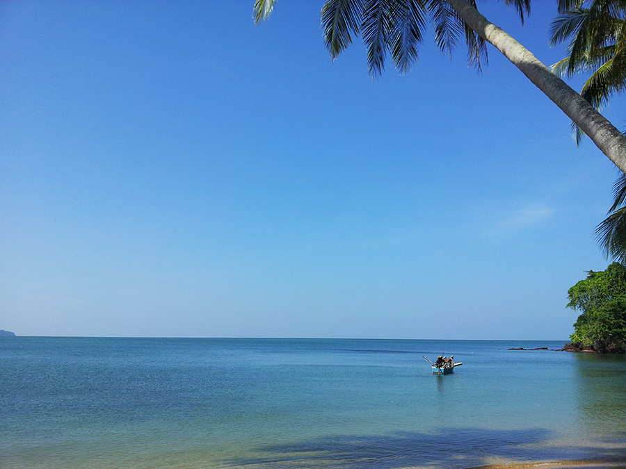  [center]เรือลงตรงนี้ หาดเล่นน้ำได้ครับ[/center]