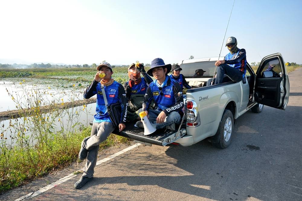 

 [center]รู้สึกว่า  "สมหวัง" ขายดีกันเป็นเทน้ำเทท่า  ขายจนเมื่อยมือกันเลยทีเดียว  :laughing: :