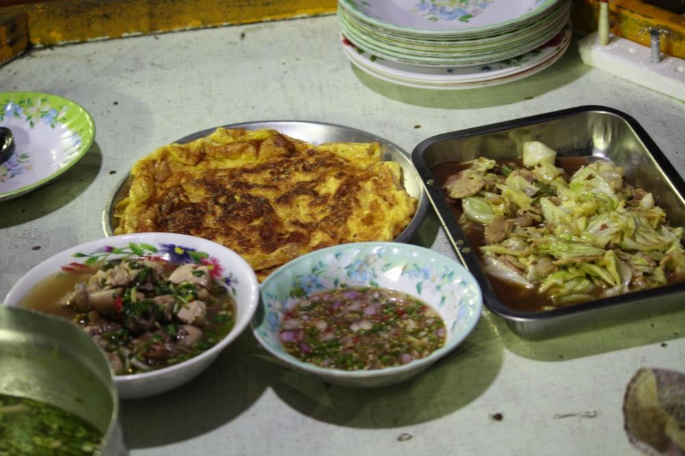 อาหารเย็นมื้อแรกของทริปนี้ พี่สมชายจมพู่เรือนี่ ฝีมือจริงๆ :cheer: