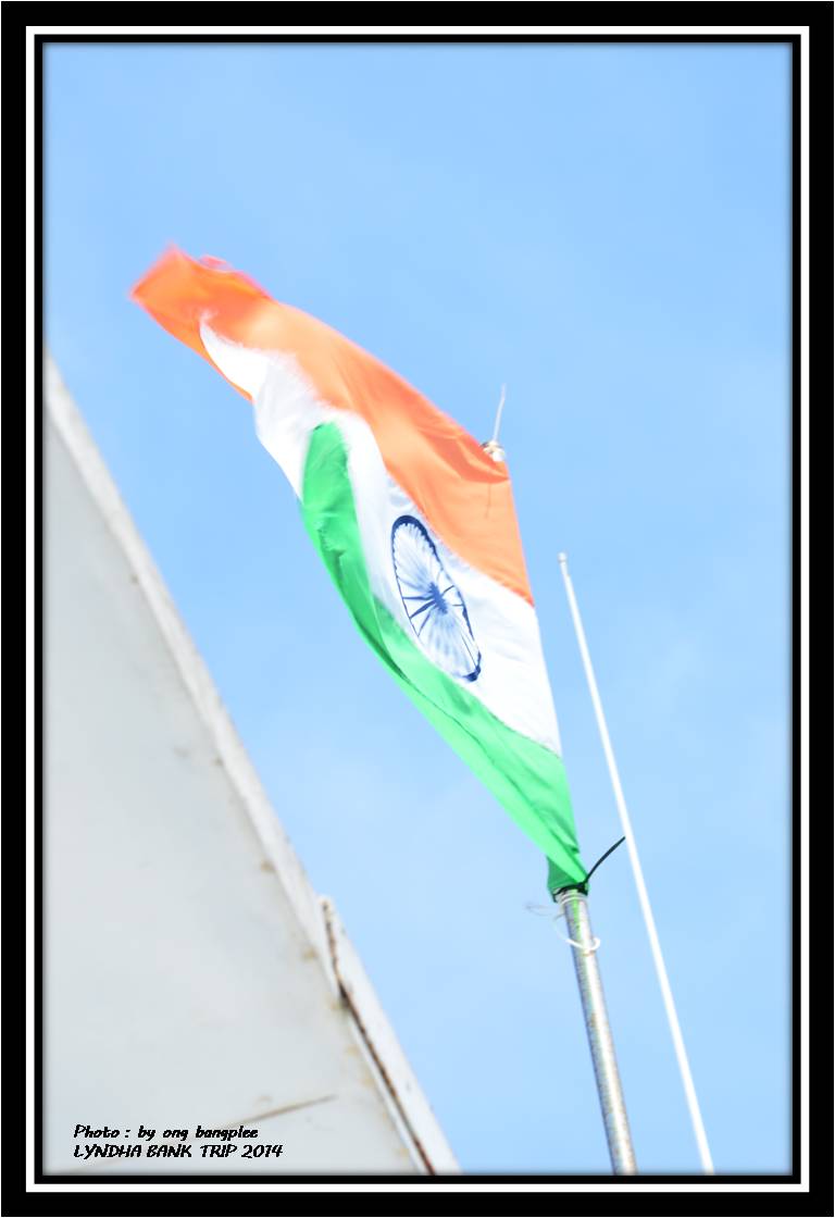 ลมที่...ที่แรงขึ้น...สังเกตุได้จากผืนธงของประเทศอินเดีย.....ที่ติดไว้บนหลังคาเรือ...สั่นพลิ้ว...อย่า