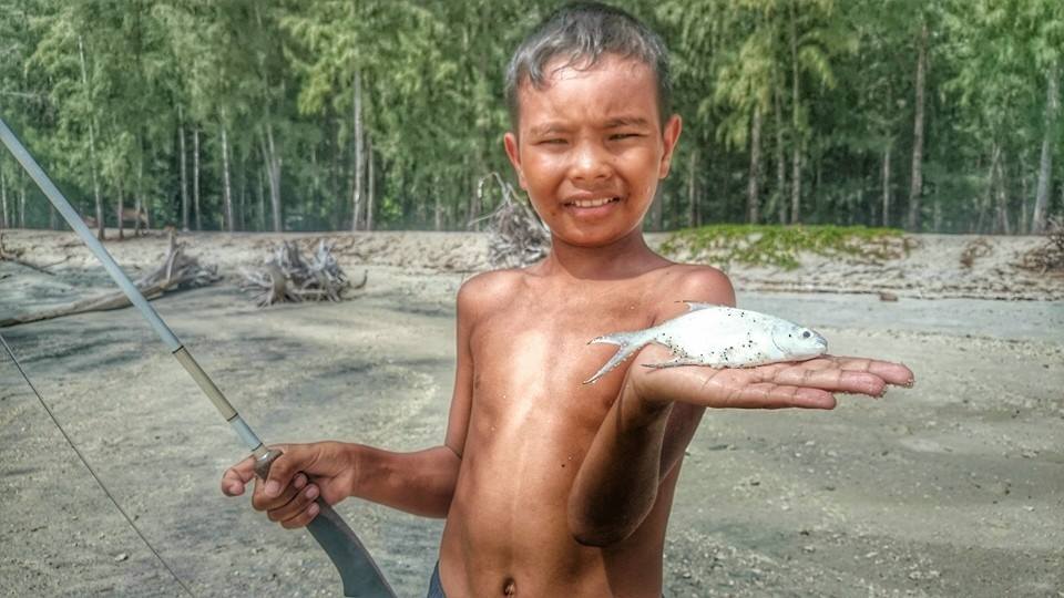 หลานชายคนนี้ อนาคตไกล หัดฟลายตอน 11 โมง 
ตกเย็น ตีได้แล้ว ที่สำคัญ มันได้ปลาด้วย!!!!!!!!  ล่องลม ตก