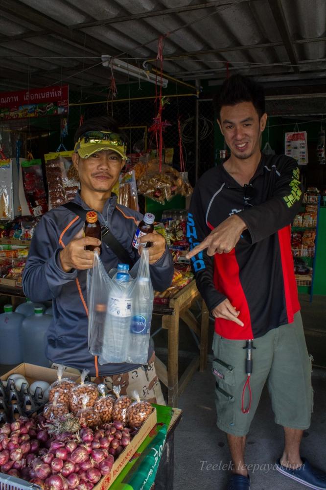  [b]ก่อนเข้าหมาย ก็แวะร้านค้าข้างทาง ซื้อน้ำ เครื่องดื่มชูกำลังกัน เพราะแต่ละก็นอนมาไม่เต็มที่กันเลย