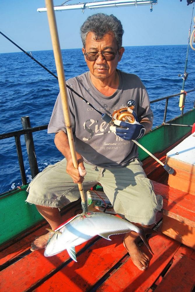 ด้านท้ายเรือลุงอวยพรก็โดนปลาสำลีน้ำลึกด้วยเช่นกัน
Tackle info:
Rod : Poseidon Slow Jerker 603-6
R