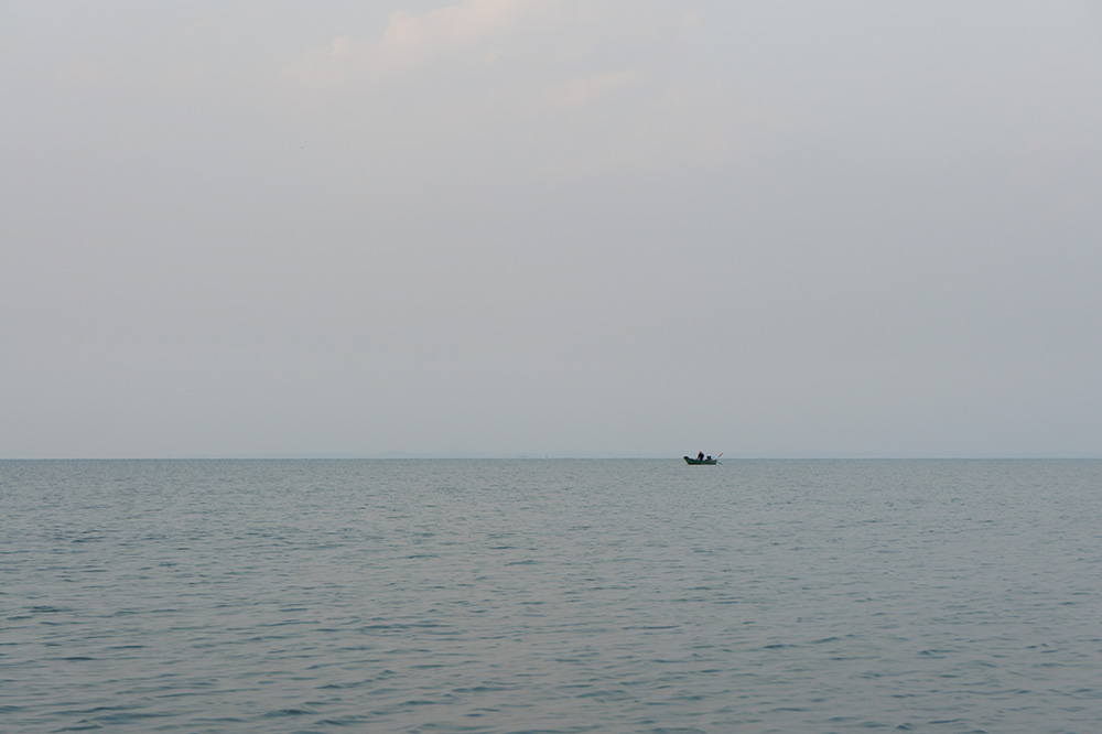  [center]ทะเลเรียบ ลมเบา มีเรือเล็กออกวางลอบปู

ถ้าลมมาทางเขมรจะถูกทิวเขาบรรทัดกำบังให้เบาลง แต่ต้