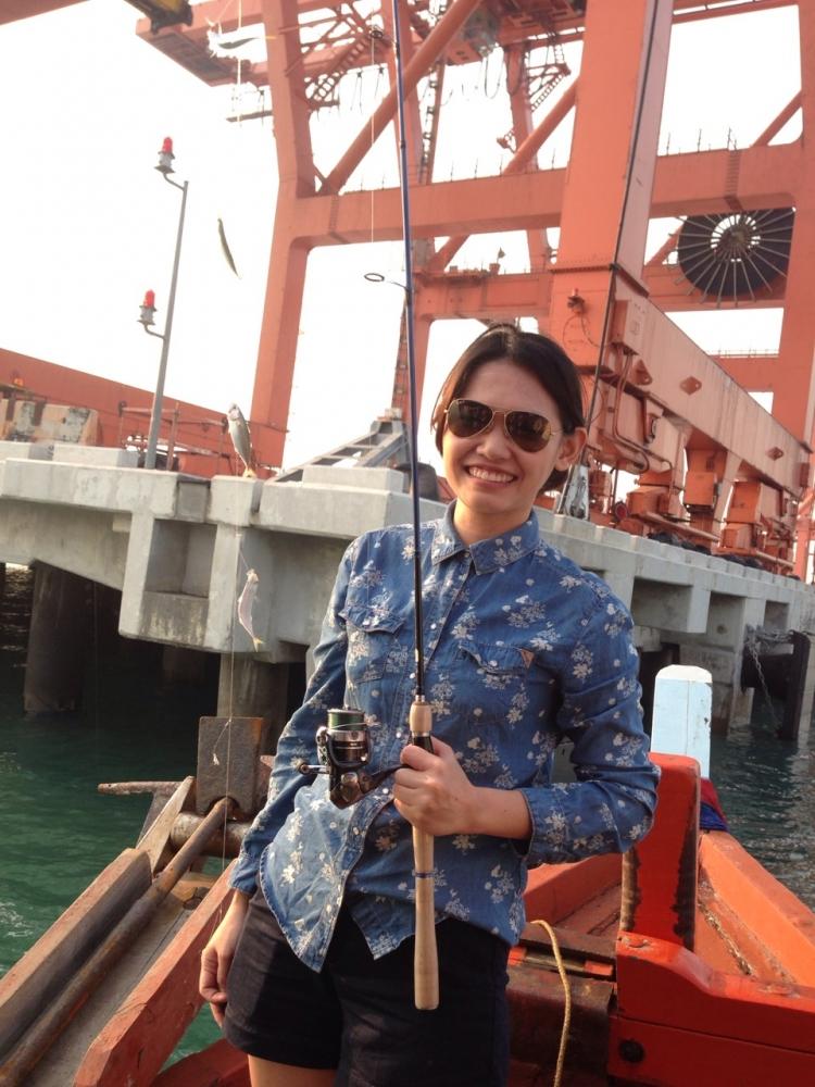 นี่คุณรันครับ เธอเปนลูกครึ่งญี่ปุ่นไทย เป็นล่ามภาษาญี่ปุ่นด้วย มาถึงท่าเรือคนแรกแถม ขับรถมาเอง ซื้อเ