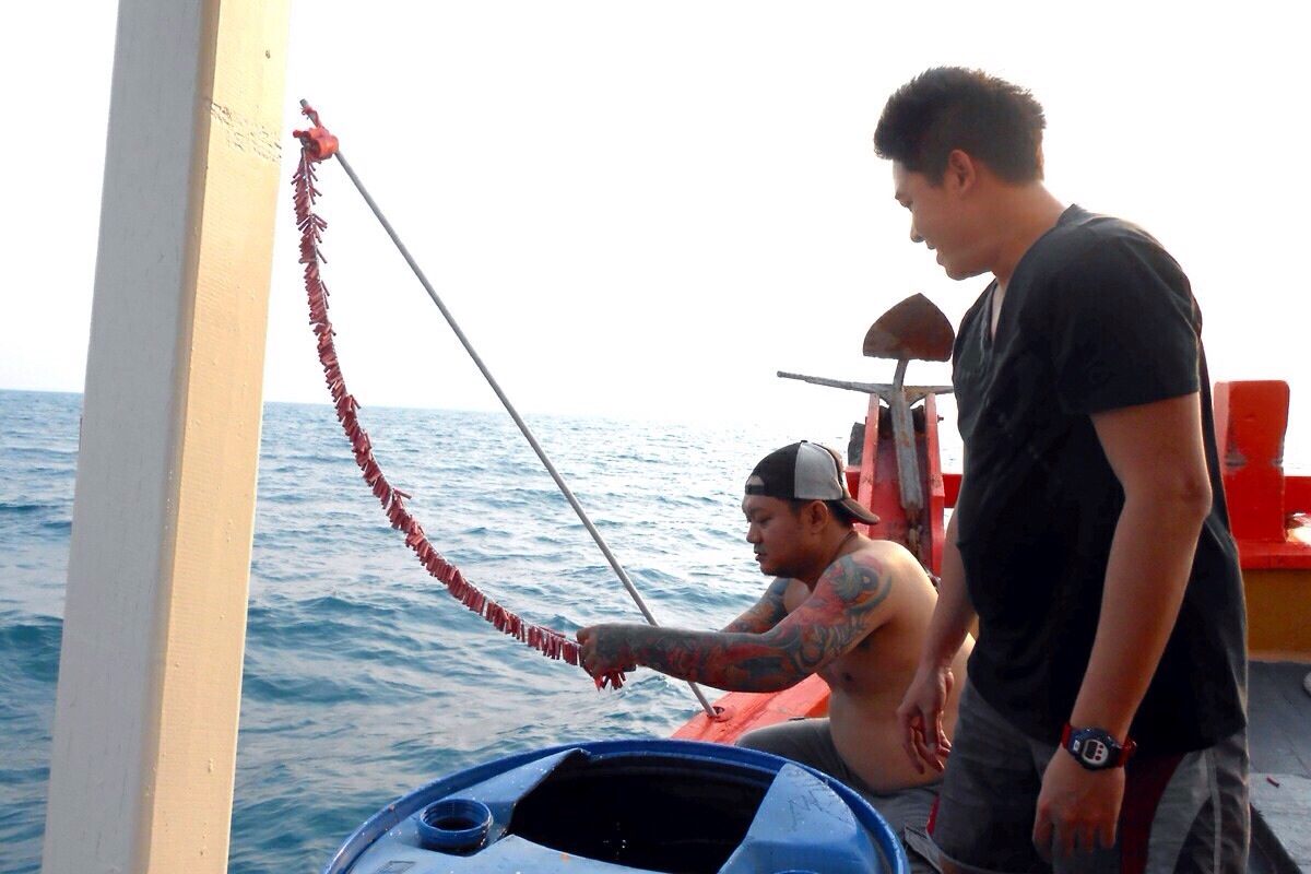 ขนของลงเรือเสด ออกเดินทาง
ไหว้แม่ย่านาง จุดประทัดเอาฤกษกันนิดครับ

เอ้ยยย..จุดเบาๆนะอย่าเสียงดัง 