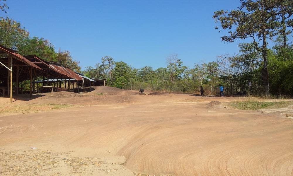 ทางเข้าน้ำตกเจ็ดสี ครับของดีบึงกาฬแนะนำให้มาปลายฝนต้นหนาว เตรียมรองเท้ากันลื่นมาด้วย ช่วงนี้อย่าไป ม