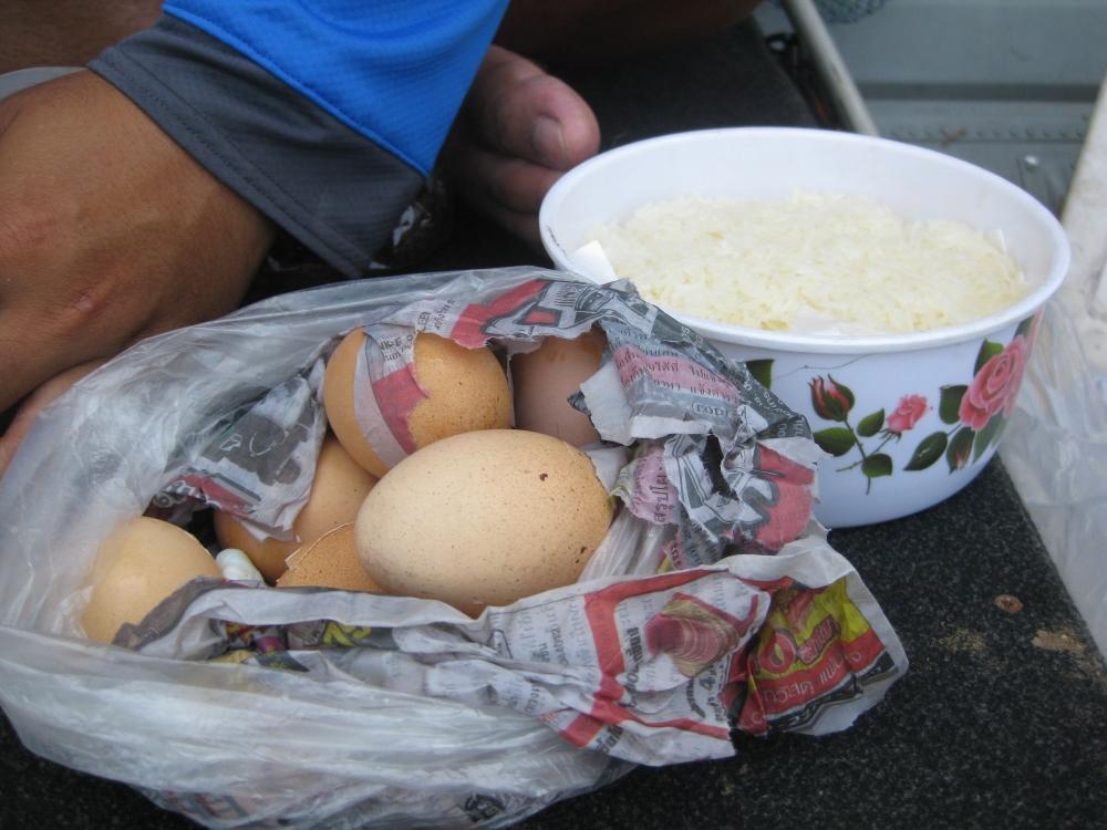 ต้องขอขอบคุณสนองการช่างที่สนับสุนหมูทอดและไข่ต้มมาให้กินครับ ที่เป็นผู้สนับสนุนอยา่งเป็นทางการครับ :