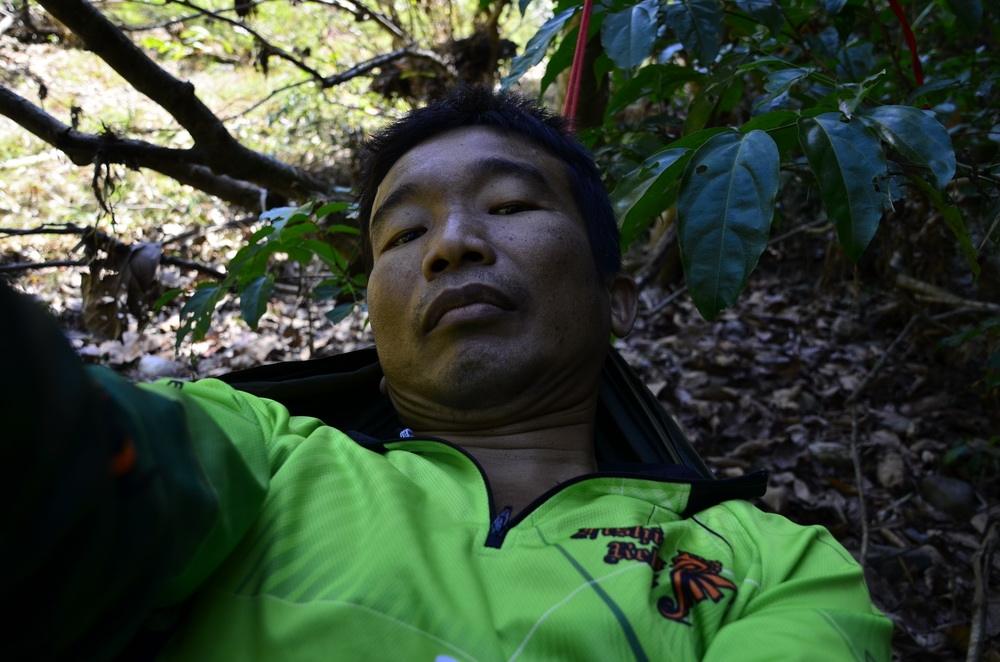 ที่นอนในราวป่า ริมป่า มิใส่ริมน้ำครับ เปลี่ยวเงียบ น่ากลัว แต่หลับสบายดี ก่อกองไฟไว้รอบๆแค้มป์ที่พัก