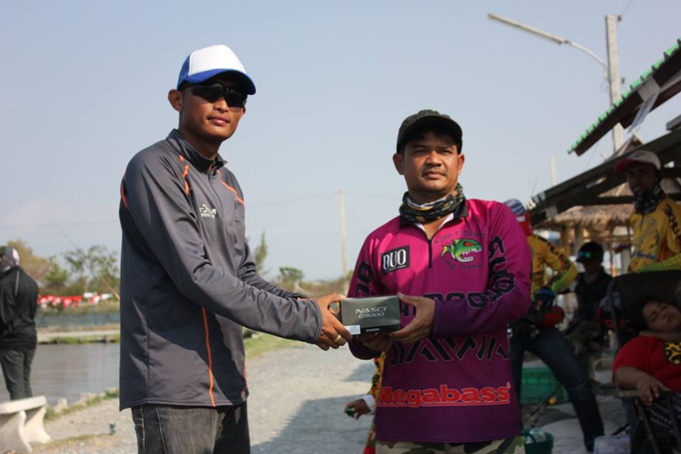 
   น้าโก้ จากร้าน เอเซียฟิชชิ่ง ให้เกียรติ มอบรางวัล ชนะเลิศ ปลาน้ำหนักสุงสุด 6.96 ได้แก่ น้าแบงค์