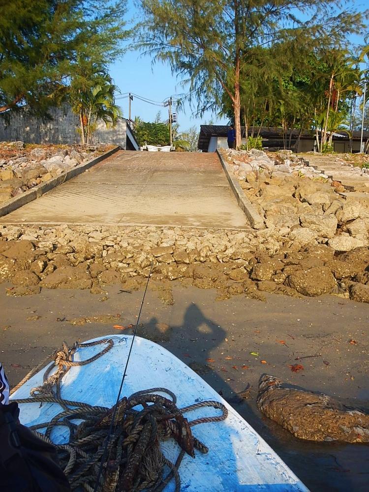 
 [center]เข้าฝั่งเรียบร้อย จุดนี้เป็นท่าเทียบเรือของ แผนกกองขนส่งเรือเล็กฐานทัพเรือ[/center]

