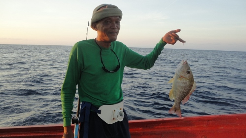ปลาตัวแรกแห่งเกาะโลซิน  มีฝูงปลาขึ้นจับเหยื่อเยอะแยะไปหมด ดูแล้วเป็นกะมงแน่ๆ

 :smile: