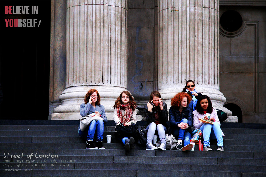 ตัดภาพมาอีกที ที่บริเวณหน้าโบสถ์เซ้นต์พอล คาธิเดล (St. Paul Cathedral) ในวันนั้นมีผู้คนแวะเวียนมาที่