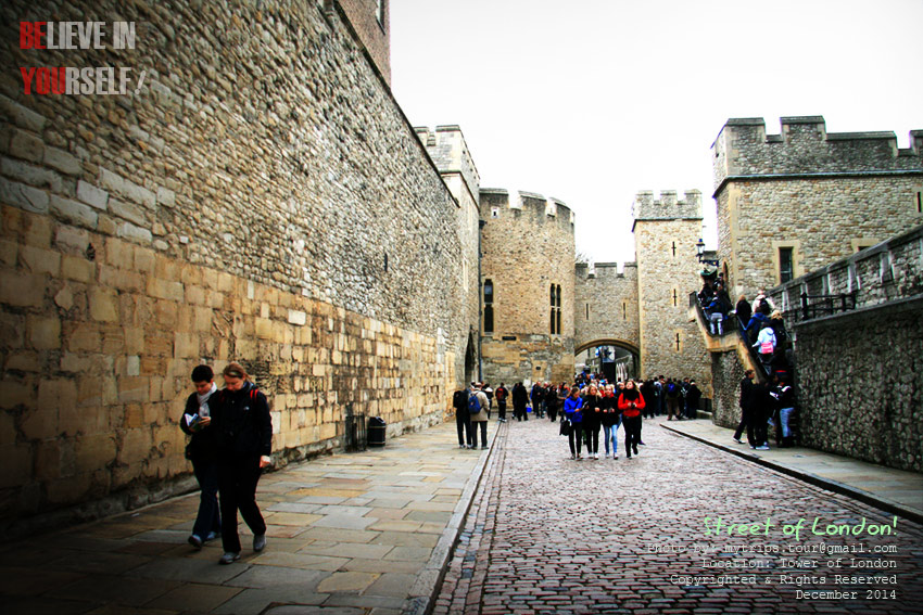 จุดเริ่มต้นของเส้นทางท่องเที่ยวที่ Tower of London นี้ ต้องขึ้นบันไดที่อยู่ทางขวามือไกลๆนั่นล่ะครับ 