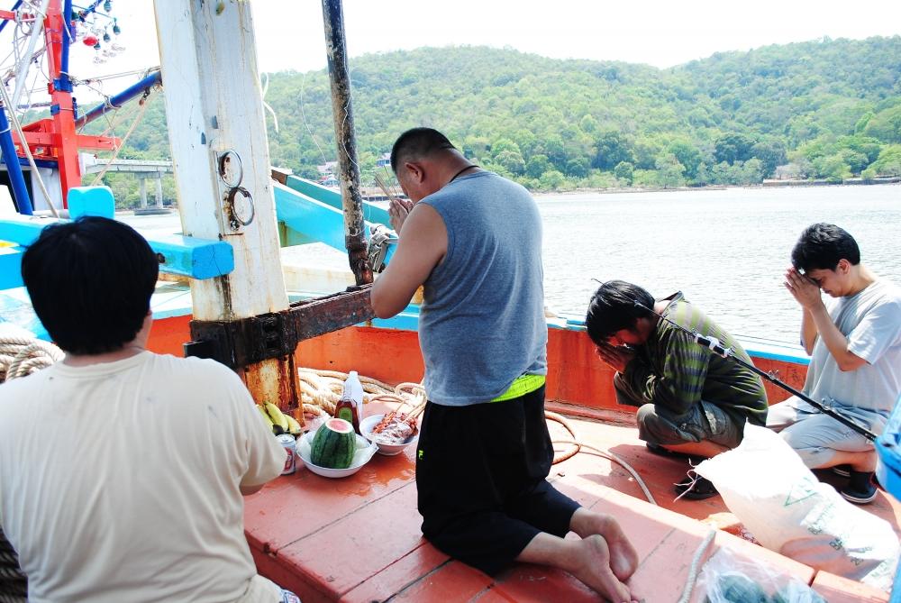 ลงเรือกันแล้วนะครับ ขอพรกรมหลวงชุมพร และแม่ย่านางเรือคับ ได้ปลาเยอะๆน้าาอยู่รอดปลอดภัยตลอดทริป  :lov