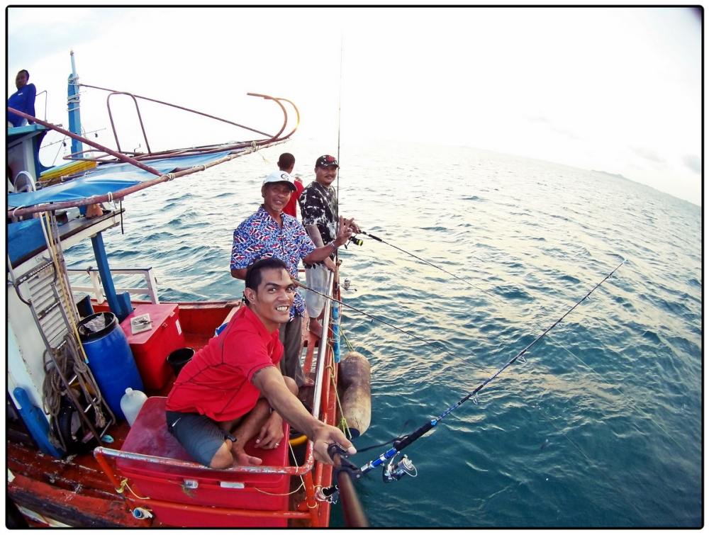 [center]ใช้เวลาไม่นานเรือเราก็วิ่งมาถึงหมายไดหมึก ซึ่งฟ้าก็ยังสว่างและเพื่อไม่ให้เป็นการเสียวเวลา ปร