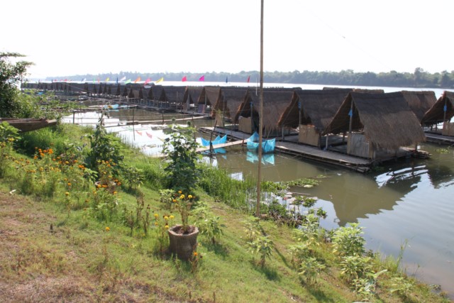  [center]ชาวบ้านที่นี่บางคนมีอาชีพทำการ