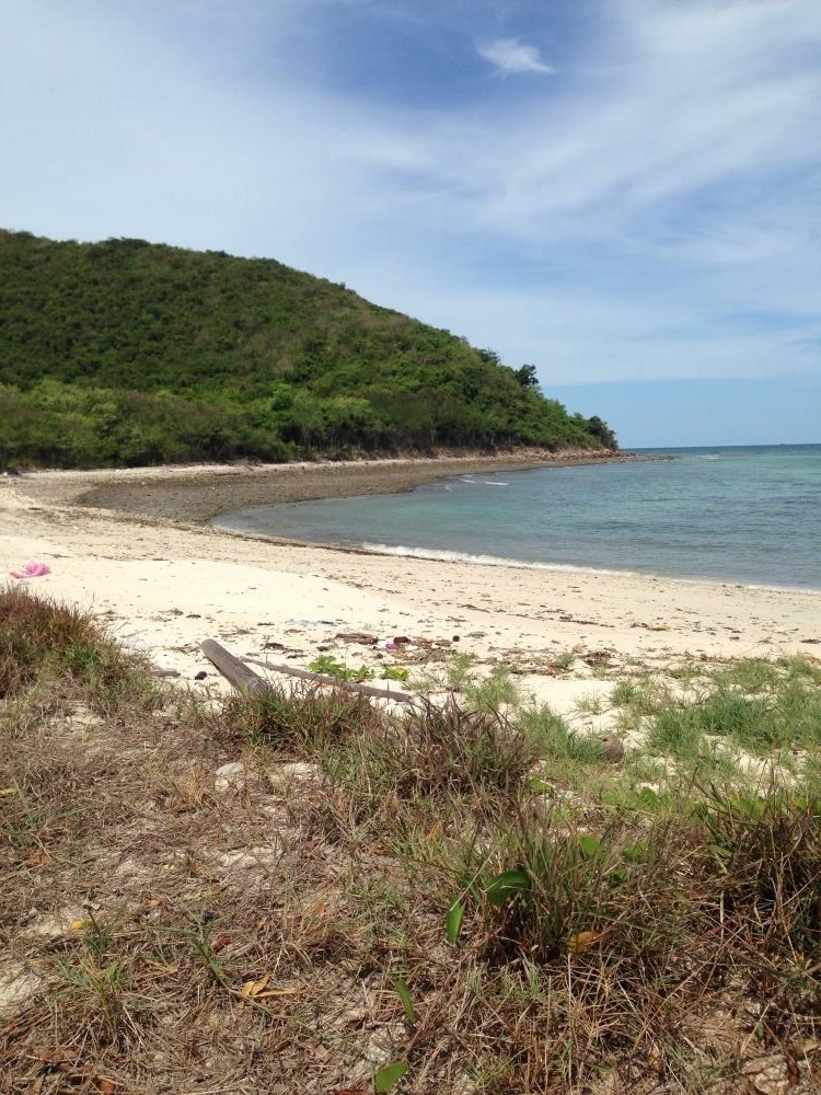 ชายหาดนี้เป็นชายหาดที่ทอดยาวหาดทรายขาวตลอดแนว แต่ยังไงก็ขอพักซักแปปแล้วกัน