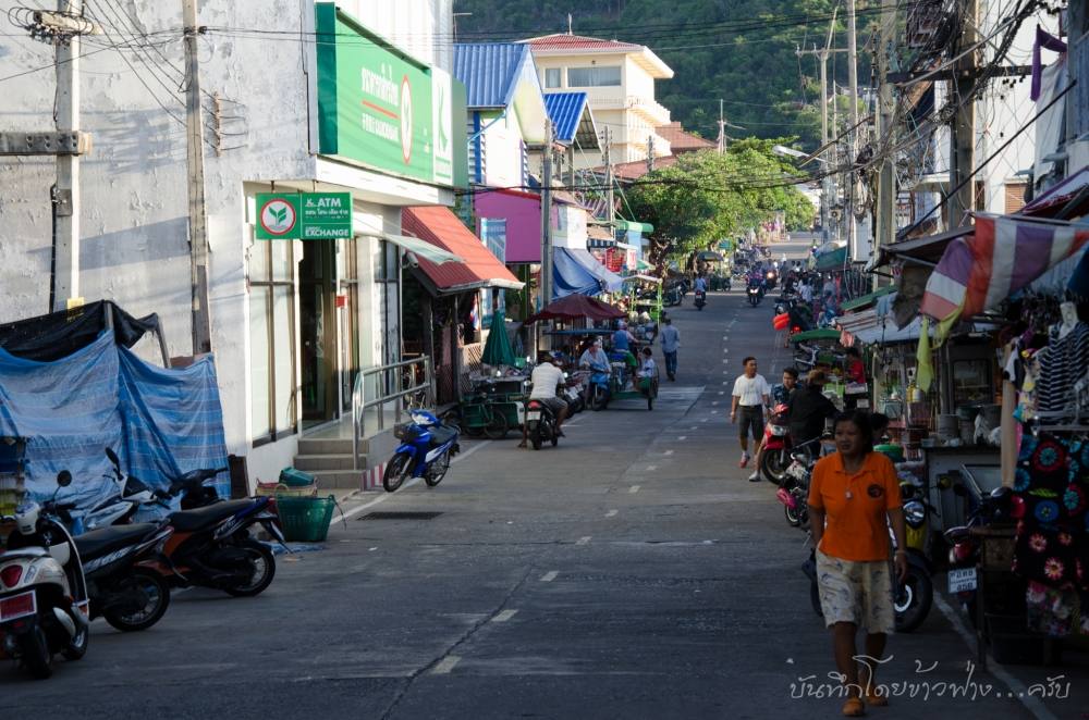  [b]ที่นี่ดูแล้วก็เหมือนตลาดเช้าๆทั่วไป เพราะไม่ใช่เกาะที่เป็นท่องเที่ยวจ๋า บางคนก็บอกไม่ค่อยไม่มีอะ