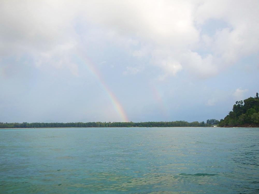 
 [center]ตกไป ตกมา ผมก็ชักจะเริ่มระแวงแล้วล่ะครับ เพราะบนฝั่ง ...... [b]ฝนตกหนัก[/b]  มากครับ [/ce