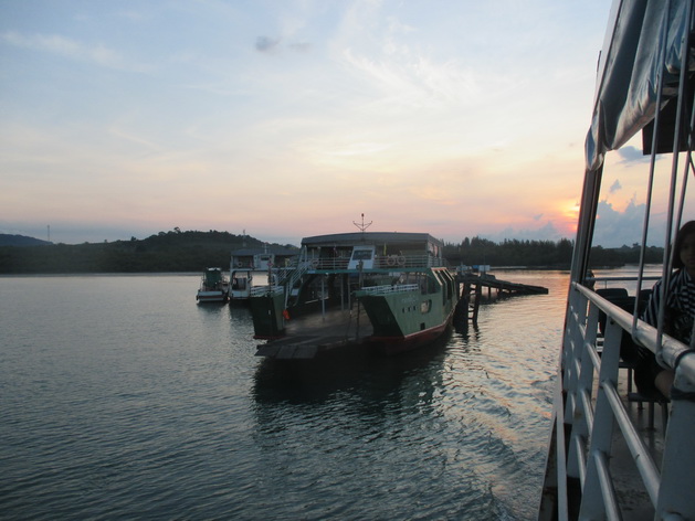 บรรยากาศของท่าเรือเฟอร์รี่ยาวเช้าครับผม