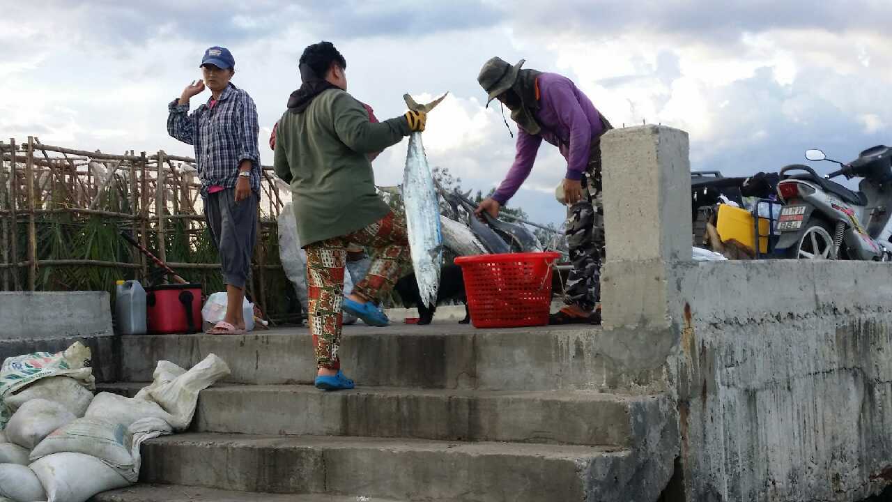 ถึงฝั่งขนของขึ้น ลังเตรียมลงเรือไปมี100ลิตรไปสามลัง200หนึ่งลัง ลังใต้ท้องเรืออีกลังนึง เต็มครับ!!!! 