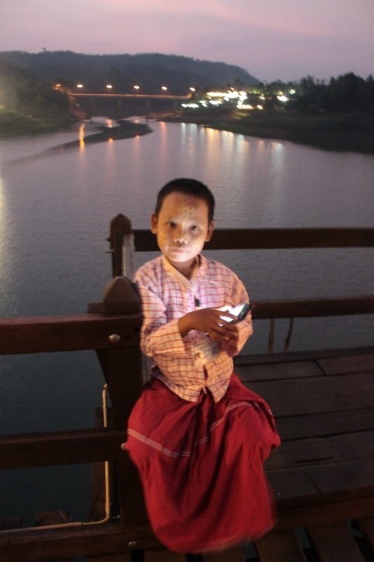 เด็กน้อยชาวมอญ....นั่งรอคนถ่ายรุปสร้างสีสันต์
ให้สะพานแห่งนี้ครับ... :cheer: :cheer:
