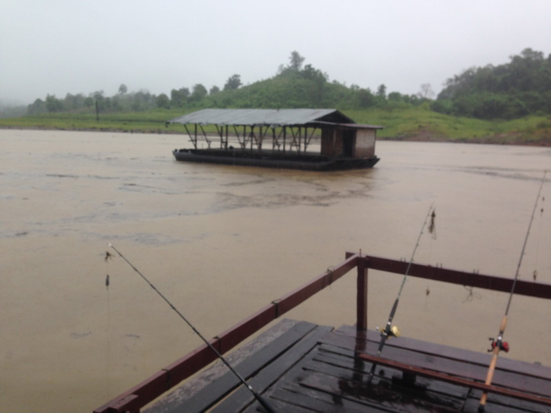 แพชาวบ้านเชือกผูกแพขาดลอดหลุดมาเลย ดีไม่ลอยมาชนแพที่อยู่ เห็นมีเรือชาวบ้านวิ่งมาเก็บของที่ลอยมากับน้