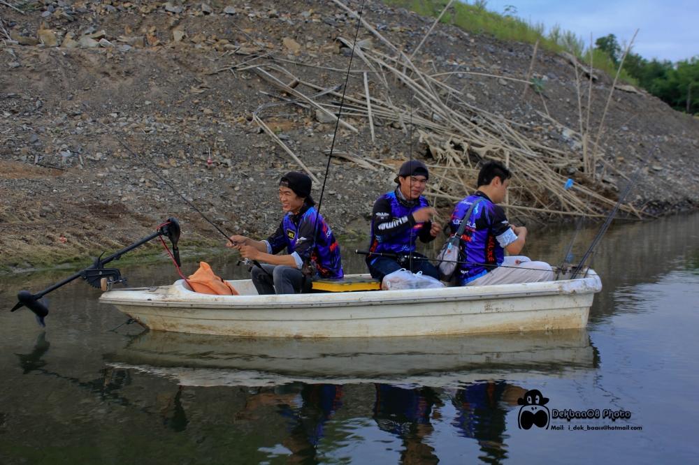 ลำที่2ครับนั่ง3เรือรั่วนิดหน่อยครับเราไปถึงไม่รู้เรือเป็นยังไงครับโทรไปถามเขาว่านั่งได้4คนกี่นั่งได้