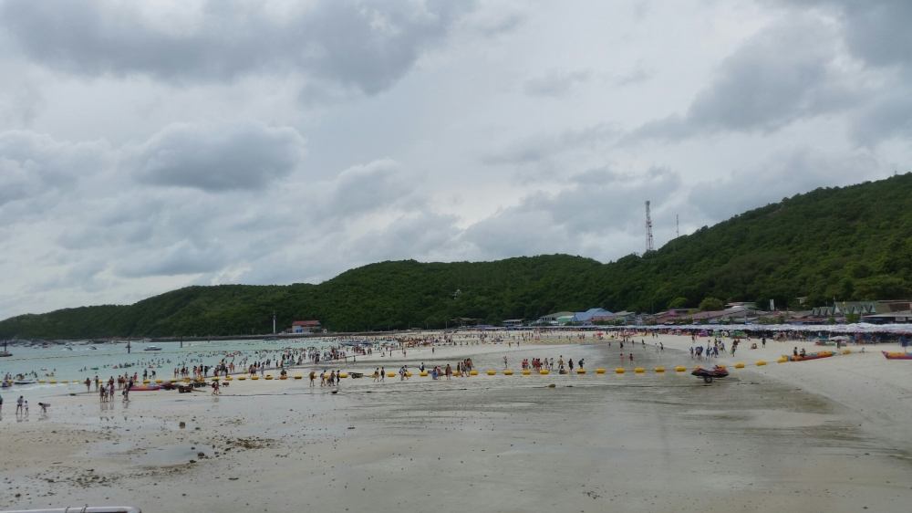 ชายหาดตาแหวนยามสาย เริ่มมีคนมาเล่นน้ำประปราย
เอาจริงๆก็ไม่ประปรายหรอก .....เพียบบบบบ 55555