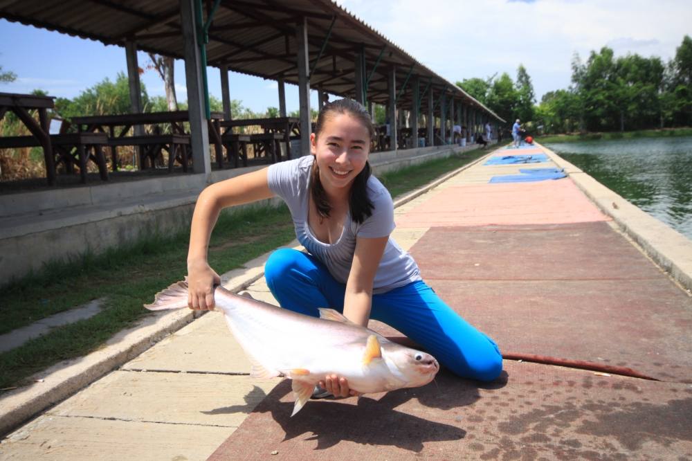 ลูกสาวขอยืมปลาที่พ่อตกได้มาถ่ายรูปด้วย หลังจากที่พ่อพยายามให้ลูกเอาปลาขึ้น แต่ลูกก็ทำหลุดไปห้าหกครั้