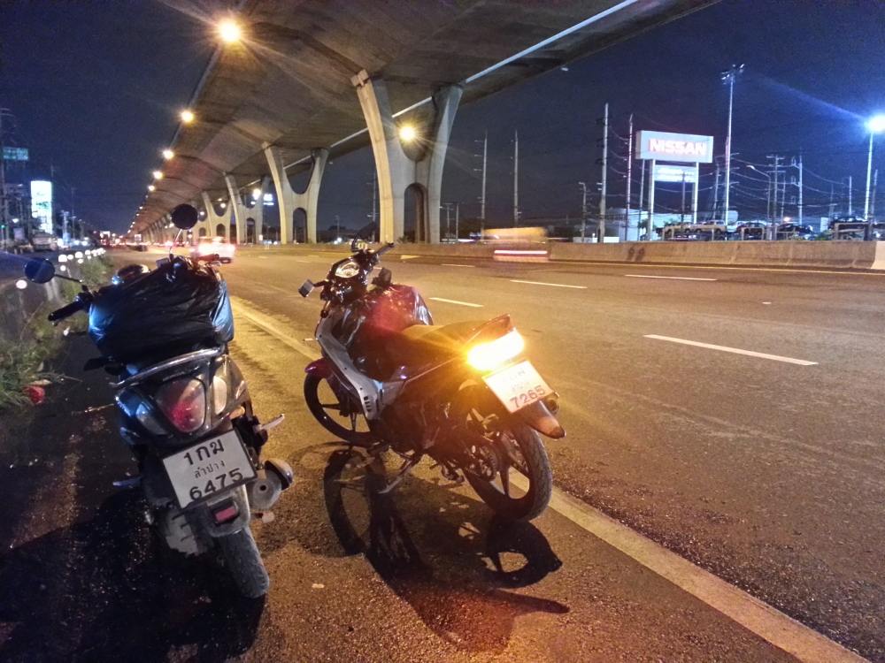  
>>>> จอดแวะดูแผนที่แปปครับ  :grin:

  :: กำลังเข้า กทมฯ แล้วครับเหลืออีก 30Km. นิดๆ  :smile: