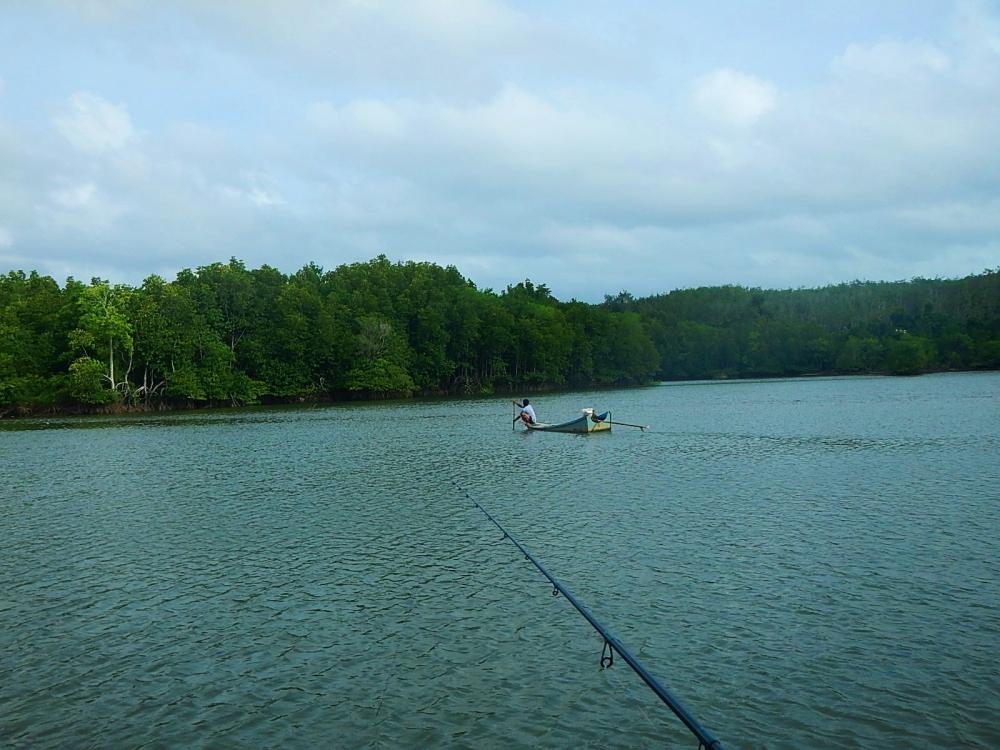 
 [center]เรือชาวบ้านอีกลำ ที่ใช้ชีวิตทำมาหากินอยู่กับธรรมชาติ[/center]

