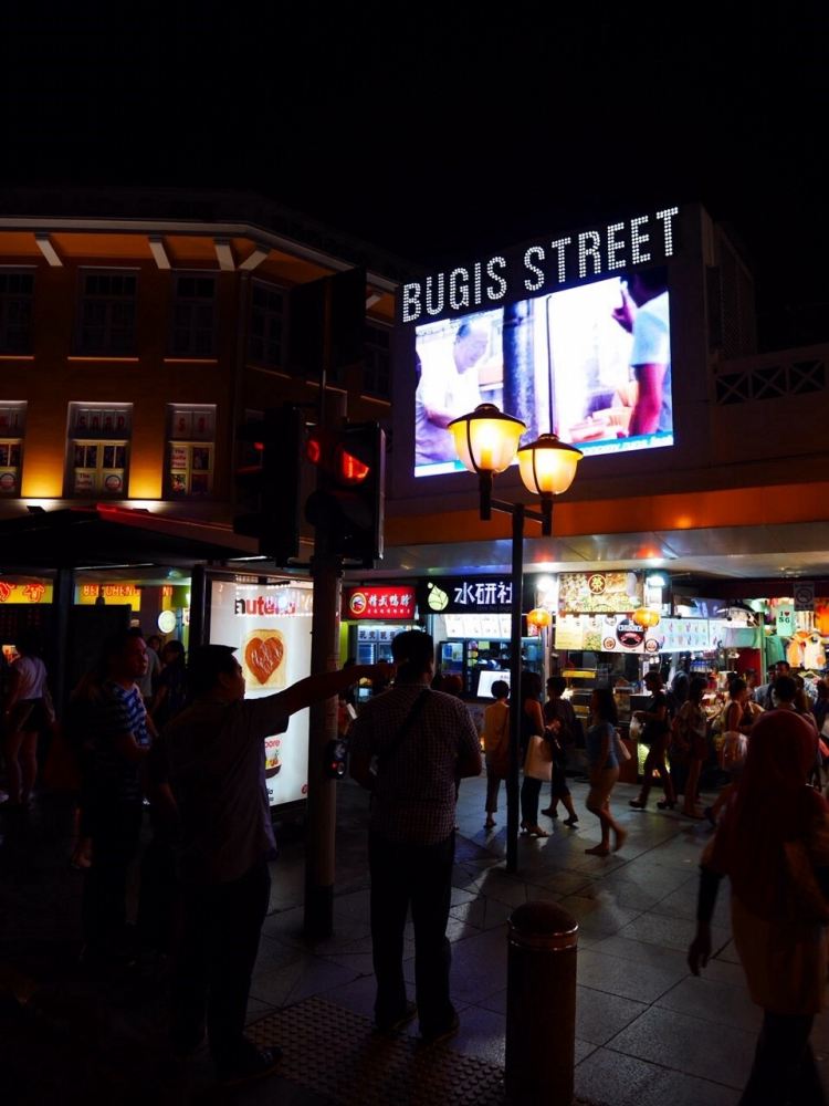 ผมพักกันที่ Bugis จะอยู่ในตัวเมืองเลย กลางคืนออกมาเดินเล่นได้ครับ มีร้านอาหารข้างทางน่ากินหลายร้านเล