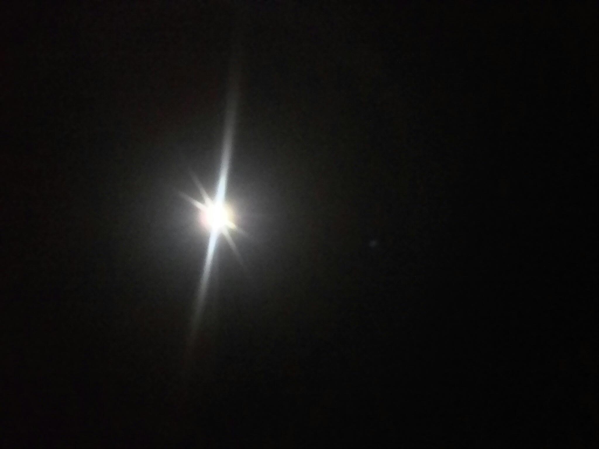 คืนนี้พระจันทร์เต็มดวง น้าป้อมบอกว่าดีสำหรับตกหมึกชายฝั่ง เพราะว่าถ้าคืนเดือนมืดหมึกจะไปรวมกันตามเรื