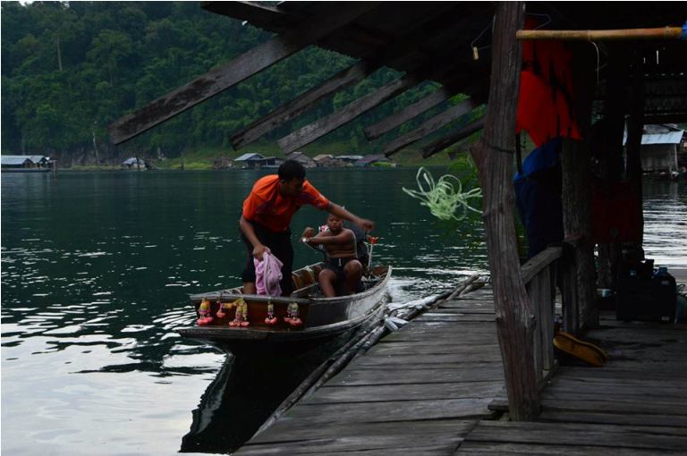 และเราก็ถึงแพโดยสวัสดิภาพ น้องคนขับเรือเป็นลูกชายของไต๋อั๋น
ตัวแค่นี้แต่ขยันจริงๆ ผมให้ติ๊บไป 100 บ