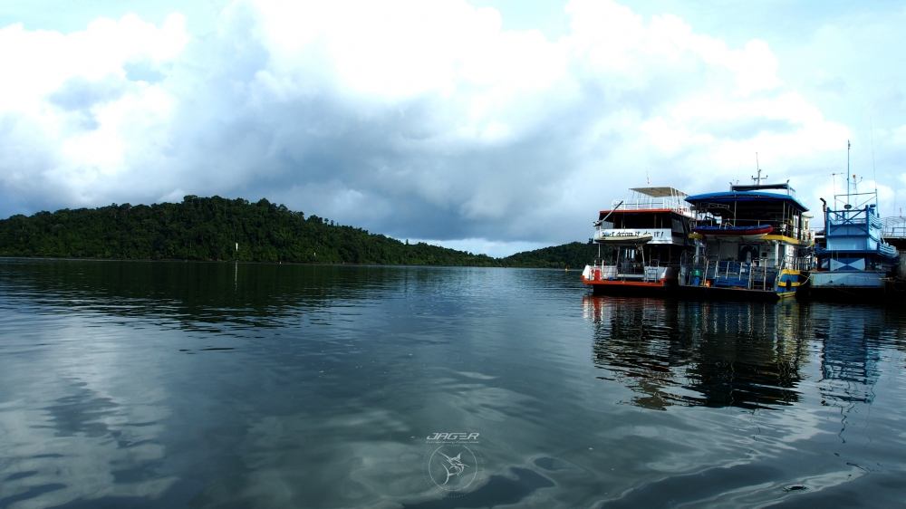 ขนของลงเรือเรียบร้อยพร้อมฝนตกแบบพร่ำๆ

ไหนๆมาแล้วรออะไรครับ เต็มที่ไปเลยฮ่ะ

เป็นไงเป็นกัน